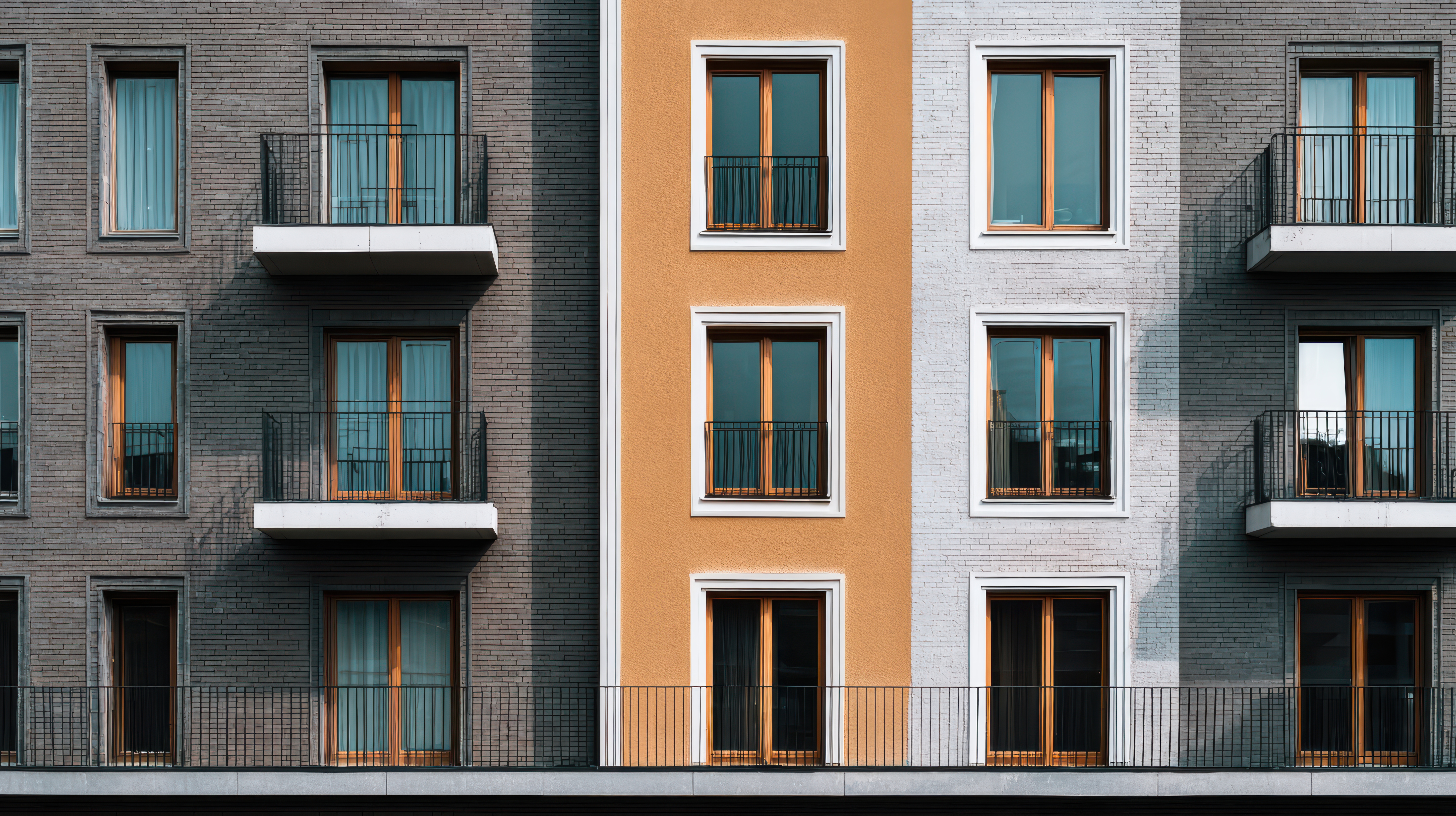 Moderne Wohnungsfassade mit Balkonen